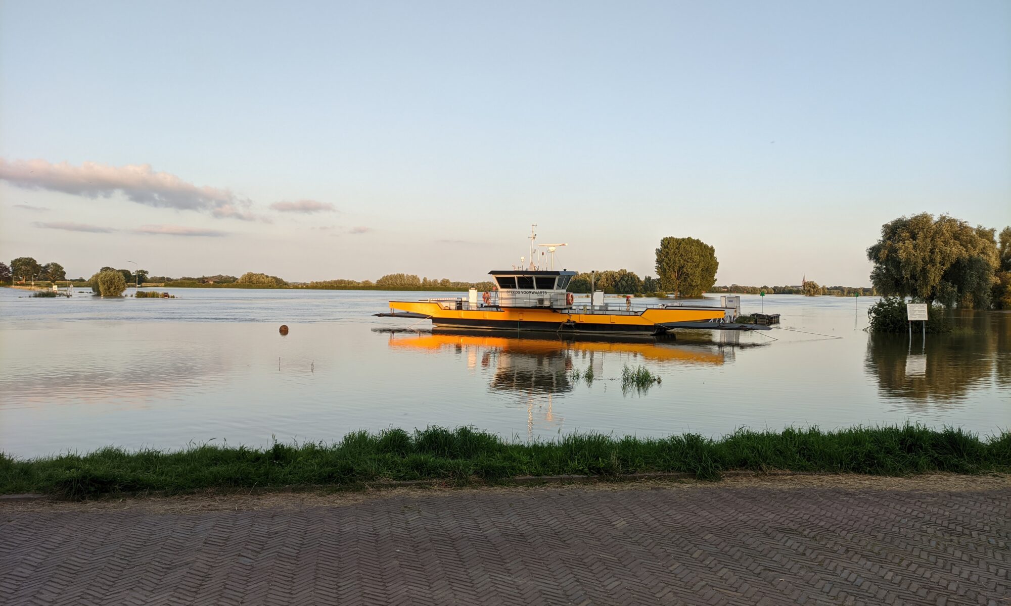 Oversteekboot bij hoogwater op de Ijssel.